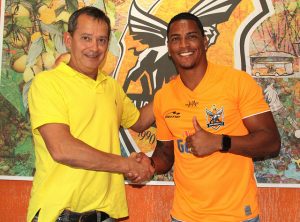 Jogador foi  apresentado pelo presidente Janio Moraes (Foto: Bernardo Gleizer/NIFC)